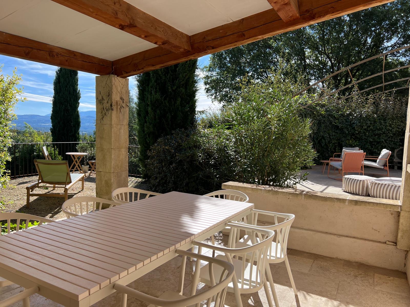 Terrasse couverte avec vue sur le Luberon et le Mont Ventoux