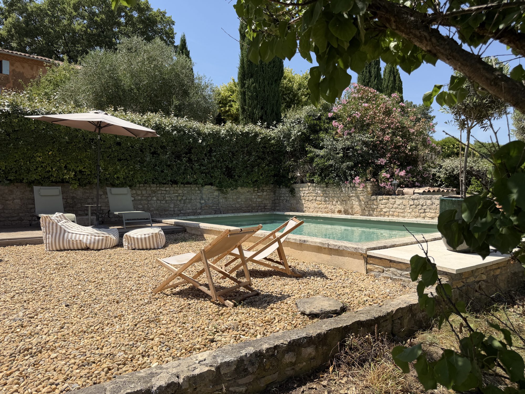 Piscine, parasol et transats