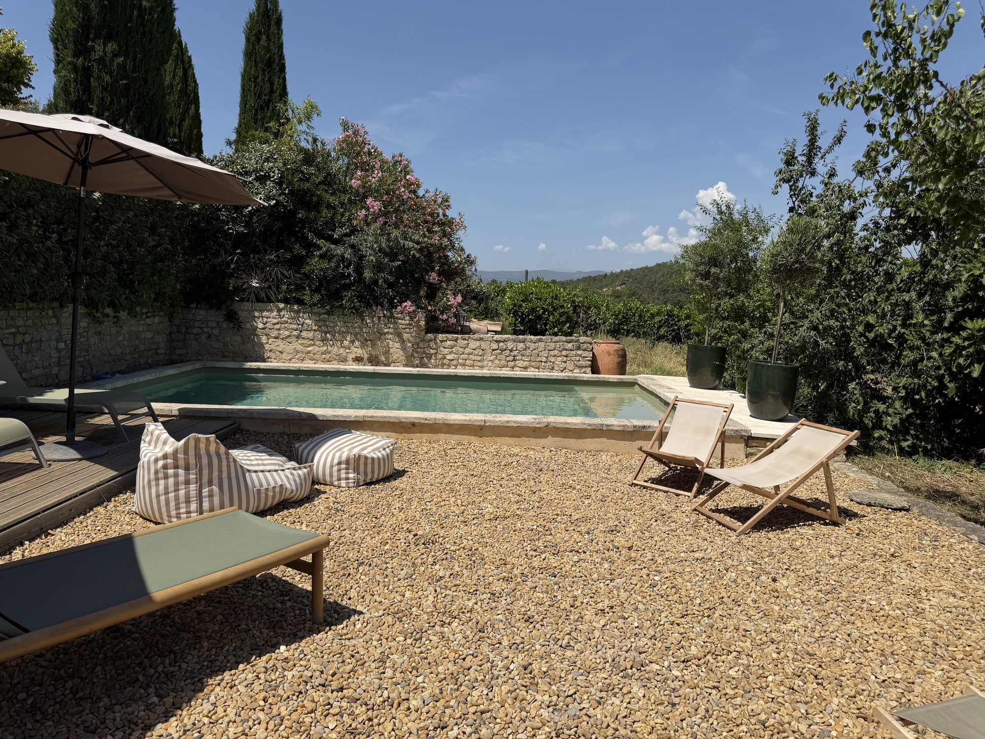 Piscine avec vue sur le Luberon