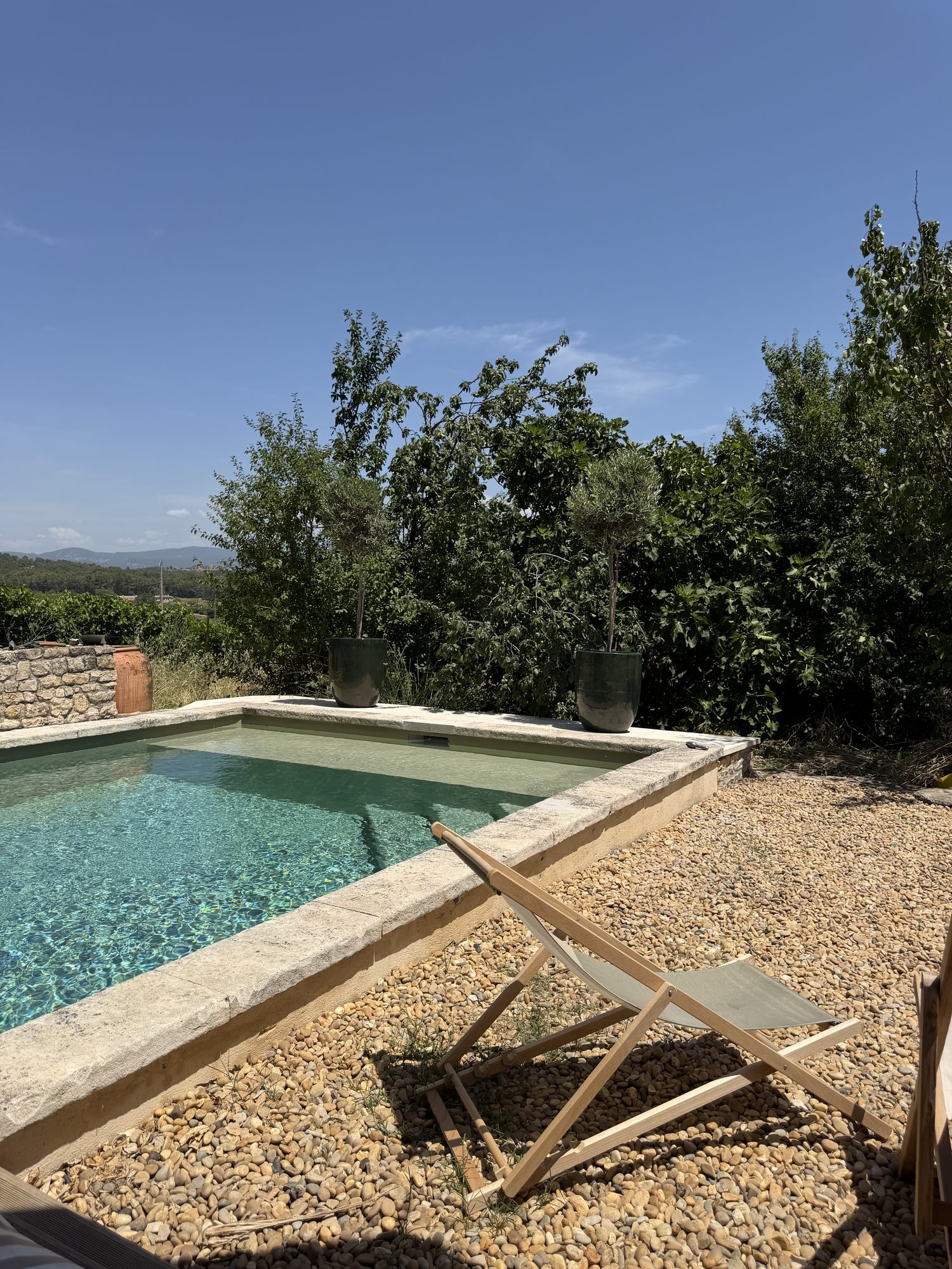 Transat au bord de la piscine, vue sur les vignes